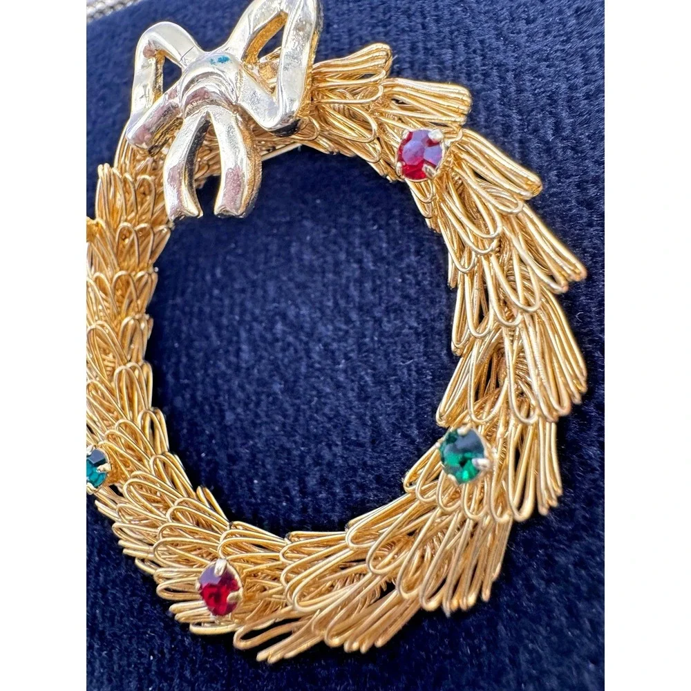 Gold Tone Christmas Wreath Brooch Red‎ Green Rhinestones Bow Pin